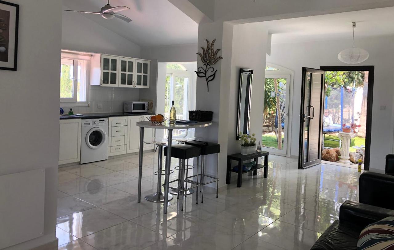 Villa Neyla Four Bedroom Coral Bay Beach Front Экстерьер фото