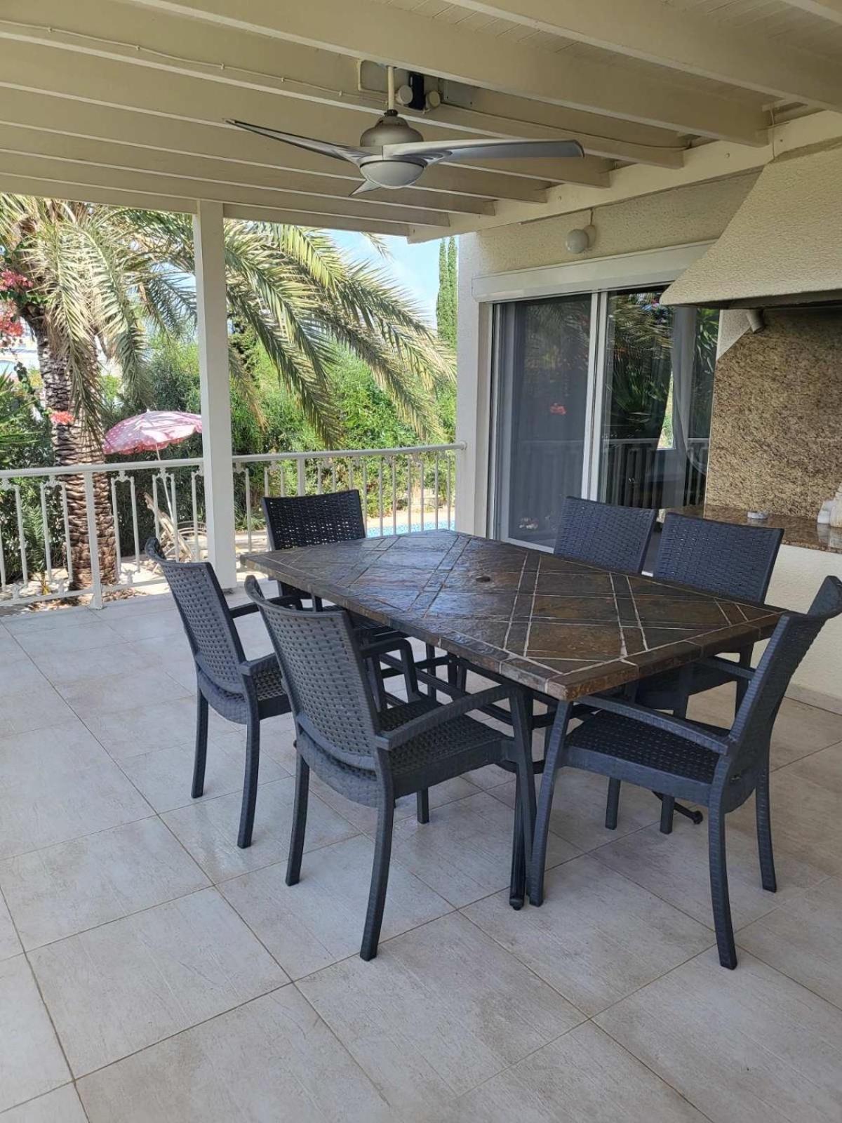 Villa Neyla Four Bedroom Coral Bay Beach Front Экстерьер фото
