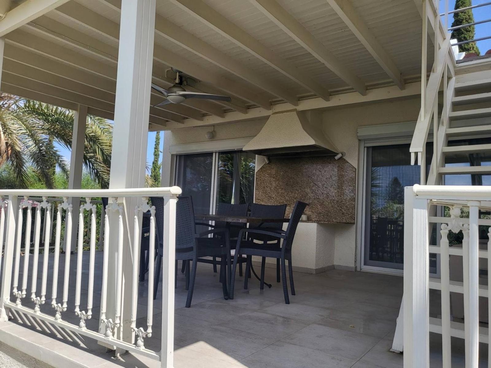 Villa Neyla Four Bedroom Coral Bay Beach Front Экстерьер фото