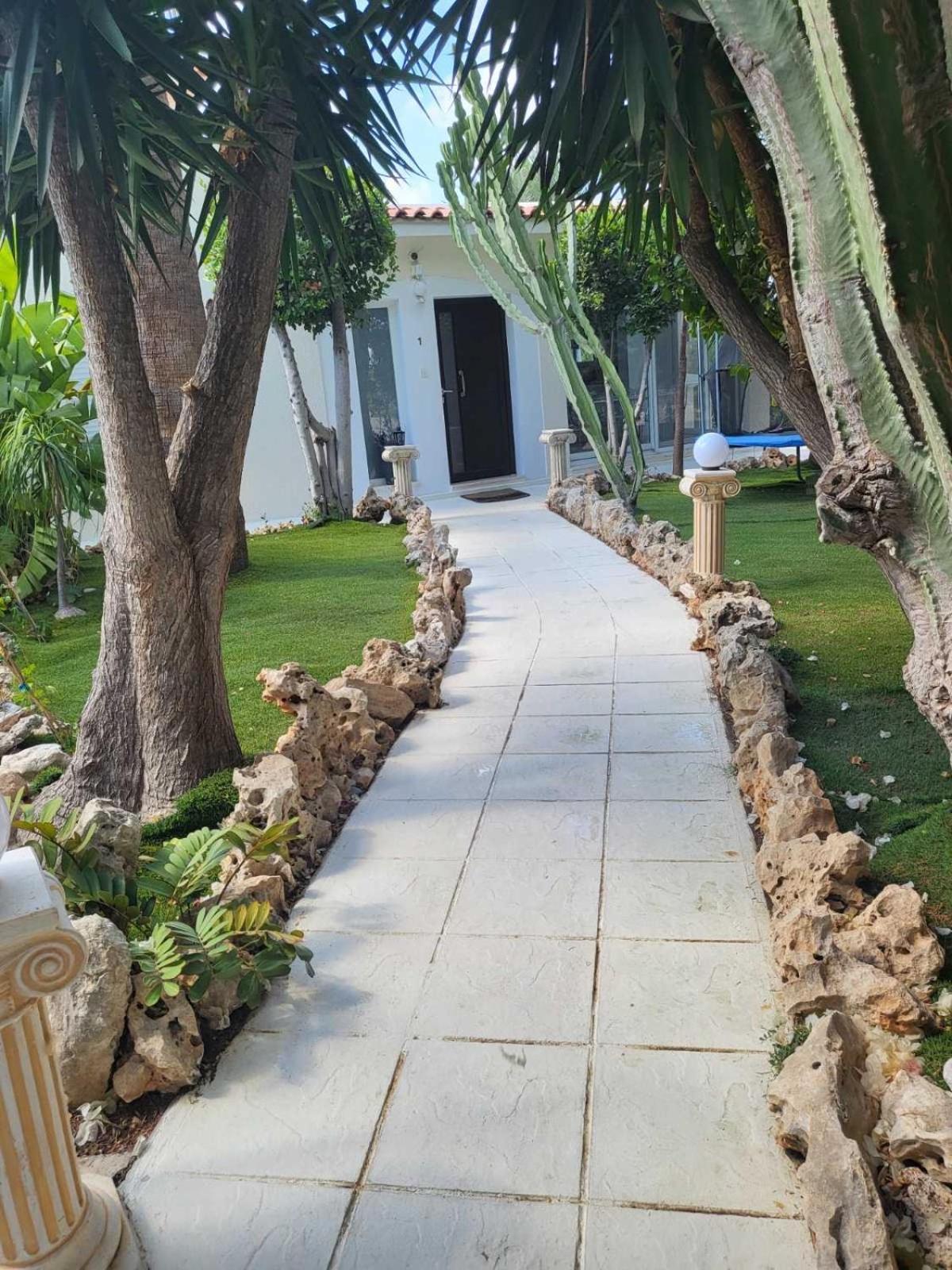 Villa Neyla Four Bedroom Coral Bay Beach Front Экстерьер фото